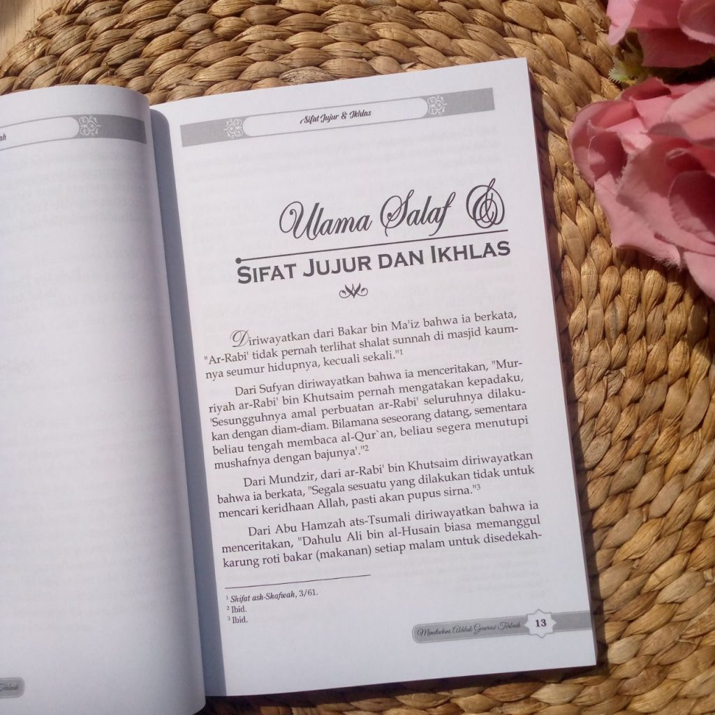 Buku Meneladani Akhlak Generasi Terbaik