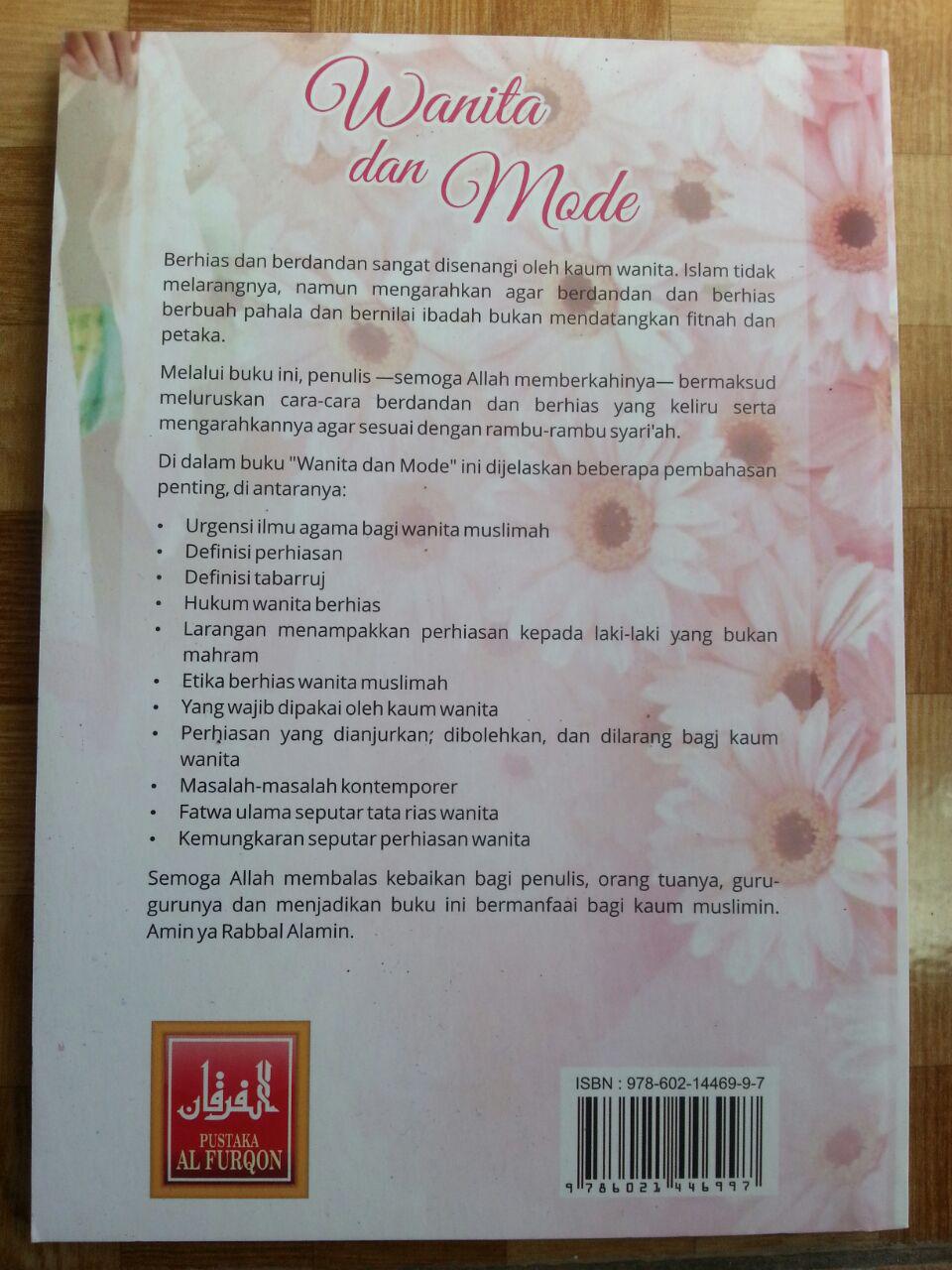 Buku Wanita Dan Mode Panduan Berhias Wanita Sesuai Al-Quran dan As-Sunnah cover