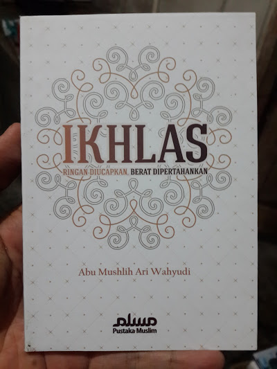Buku Saku Ikhlas Ringan Diucapkan Berat Dipertahankan Cover