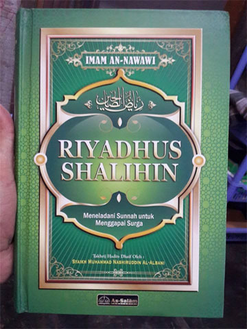 Buku Riyadhus Shalihin Meneladani Sunnah Menggapai Surga Cover