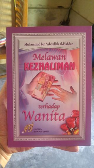 Buku Melawan Kezhaliman Terhadap Wanita cover