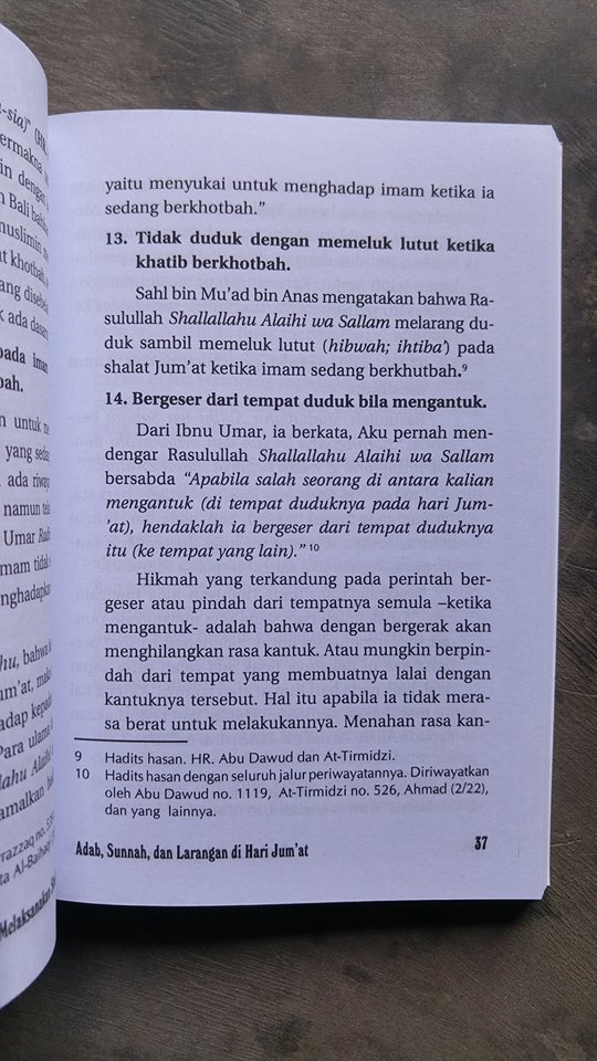 Buku Perempuan Melaksanakan Shalat Jum'at isi