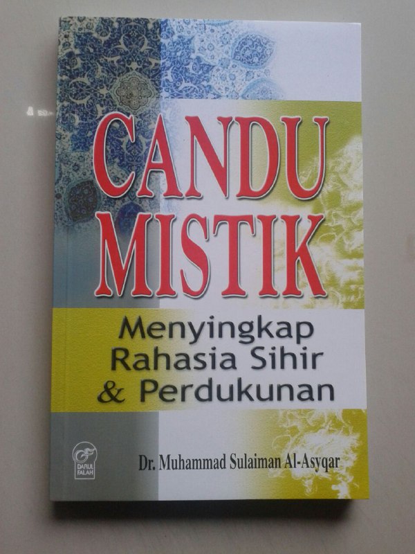 Buku Candu Mistik Menyingkap Rahasia Sihir & Perdukunan cover