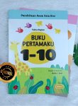 Buku ini memuat berbagai aktivitas yang akan menarik minat anak Anda belajar bilangan.  Di antara aktivitas yang ditulis, berhitung, menggambar, mencocokkan bilangan dengan benda, dan beragam permainan seru lainnya.  Dengan ilustrasi full color dan halaman tulis-hapus, buku ini menjadi lebih mahal karena bisa dipakai berulang kali.