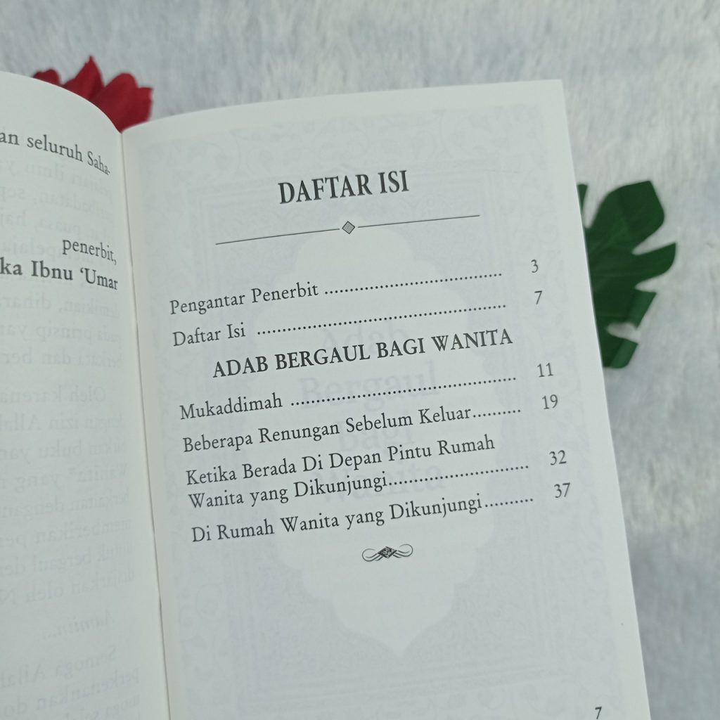 Buku Saku Adab Bergaul Bagi Wanita Muslimah