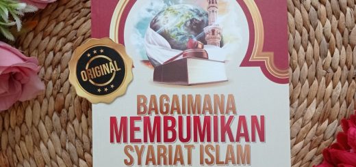 Kode: BK4996 Harga: Rp. 119.000 Rp. 95.200 (Diskon) Penyusun: Iyad Kamil Ibrahim Az-Zibari Penerbit: Pustaka Al-Kautsar Tebal: 554 Halaman Dimensi: 15,5 cm x 24 cm Cover: Soft Cover Berat: 710 gram Resensi: Buku ini adalah karya ilmiah, dengan ratusan referensi otoritatif (mu’tabar) dan dapat dipertanggungjawabkan. Buku ini hadir sebagai jawaban atas keraguan orang-orang yang belum memahami syariat secara utuh dan juga jaawaban atas keraguan orang-orang yang masih menganggap syariat ini sebagai ancaman bagi kemanusiaan.